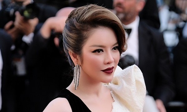 Diện váy đen trắng xẻ sâu, Lý Nhã Kỳ nổi bật bên dàn mỹ nhân Cannes