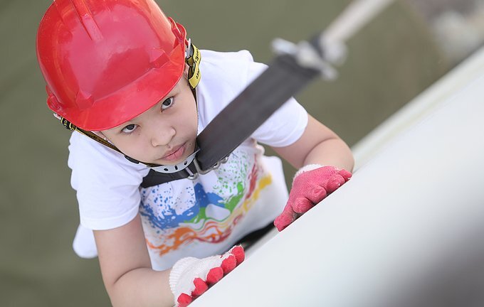 Video: Học viên nhí trải nghiệm đu dây thoát nạn trong đám cháy ở Hà Nội