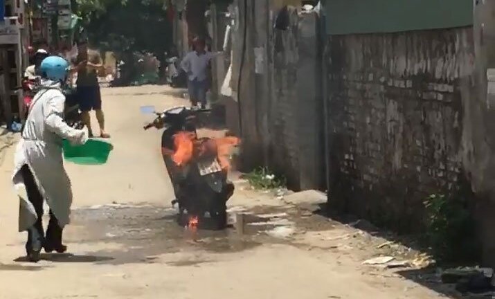 Xe máy bốc cháy dữ dội, dân mang bình xịt cứu hoả cũng bất lực