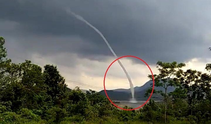 Clip: Vòi rồng khổng lồ cao hàng trăm mét xuất hiện giữa lòng hồ ở Quảng Trị