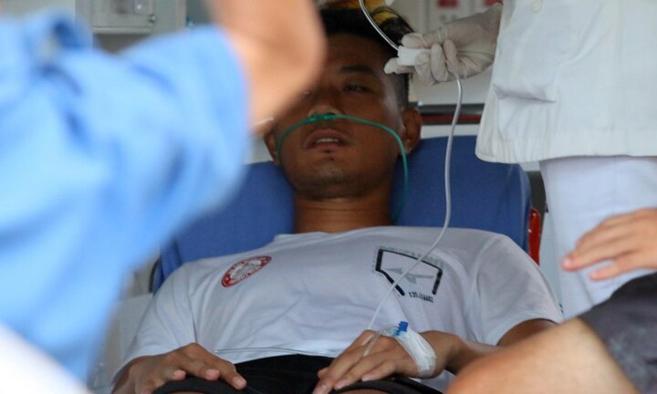 Cận cảnh tình huống va chạm khiến học trò Miura ho ra máu