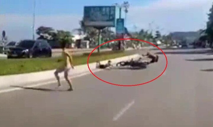 Clip: Trẻ nhỏ lao sang đường như tên bắn, bị xe máy tông ngã văng