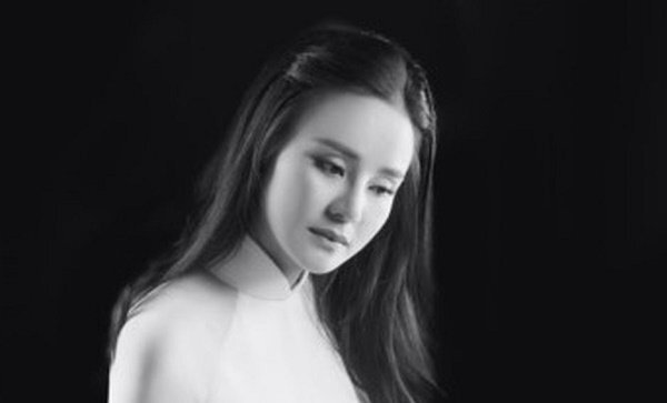 Vy Oanh đau lòng trước nỗi đau mất mẹ, nức nở hỏi 'mẹ đi rồi đúng không mẹ ơi?'