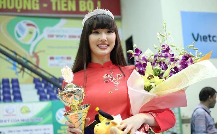 ‘Nữ thần bóng chuyền đẹp nhất thế giới’ giành giải Miss Áo dài tại Quảng Nam