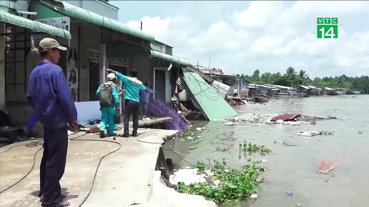 Video: Nhà sập xuống sông khi đang ngủ, hàng chục hộ dân tháo chạy
