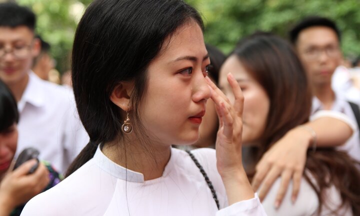 Ảnh: Nữ sinh THPT Việt Đức khóc nức nở ngày chia tay cuối cấp