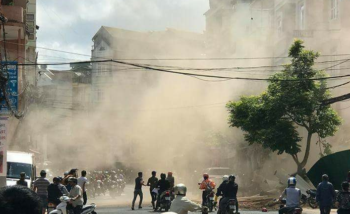 Tháo dỡ nhà ở Lâm Đồng, tường đổ sập đè trúng 3 công nhân
