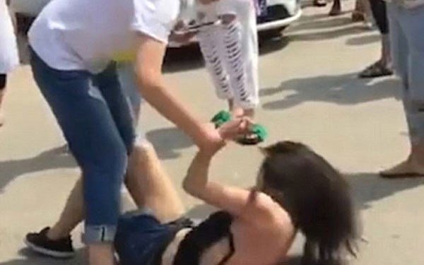Khởi tố ba phụ nữ kéo tình địch lên ô tô cắt tóc, đánh ghen