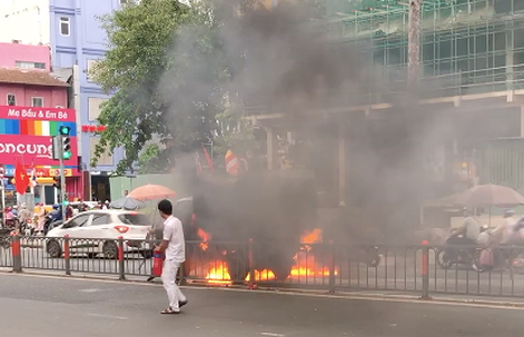 Xe tải bốc cháy ngùn ngụt trên đường phố TP.HCM