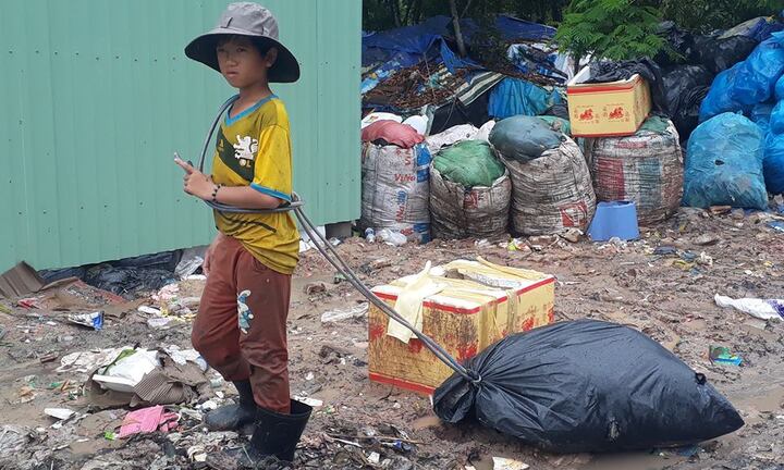 Phận người bới rác tìm tiền ở đảo ngọc Phú Quốc