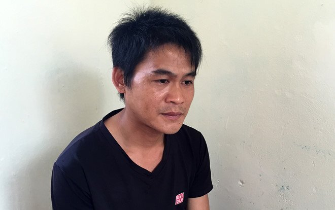 Khởi tố kẻ hai tay hai dao xông vào quán bia chém chết người