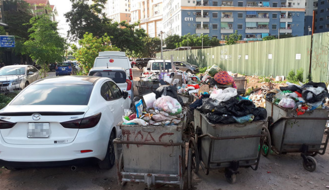 Ảnh: Không có chỗ gửi, dân Hà Nội để xe sang ở bãi rác