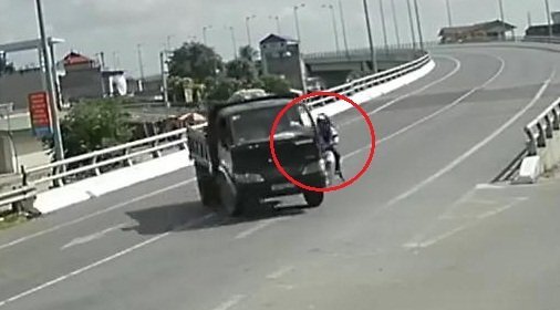 Clip: Xe tải ngang nhiên quay đầu dưới chân cầu, gây họa cho xe máy