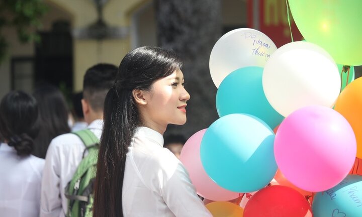 Ảnh: Ngắm vẻ đẹp tinh khôi của nữ sinh ở ngôi trường hơn 100 tuổi tại Hà Nội