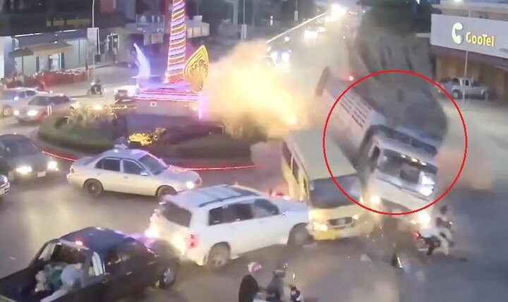 Clip: Xe tải hỏng phanh lao như bay, gây tai nạn thảm khốc