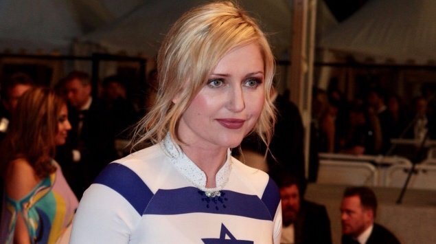 Sao 'khủng' nước Pháp diện áo dài Việt trên thảm đỏ Cannes