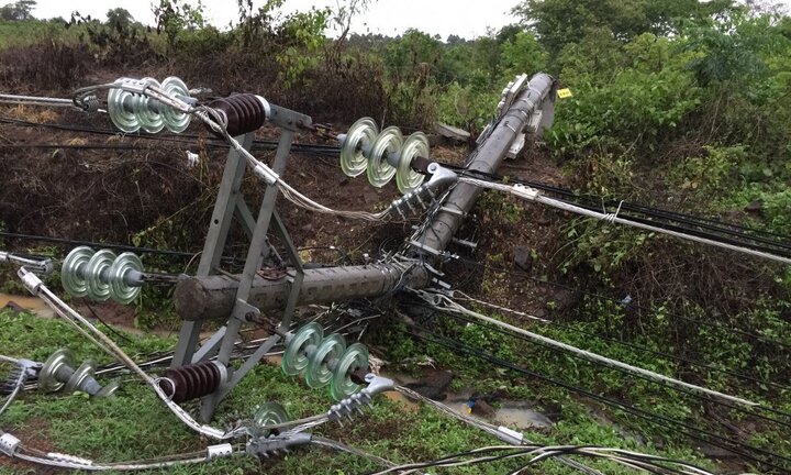 Gió lốc mạnh làm đổ gãy hàng loạt trụ điện cao thế ở Đắk Lắk