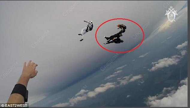 Clip: Va chạm kinh hoàng giữa trời, 2 người nhảy dù chết thảm