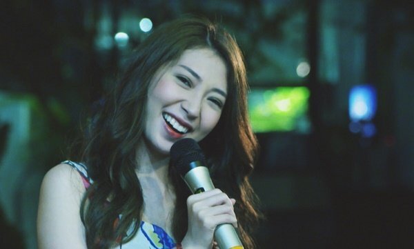 Hậu tin đồn chia tay Ngô Kiến Huy, Khổng Tú Quỳnh đi hát bán kẹo kéo vỉa hè