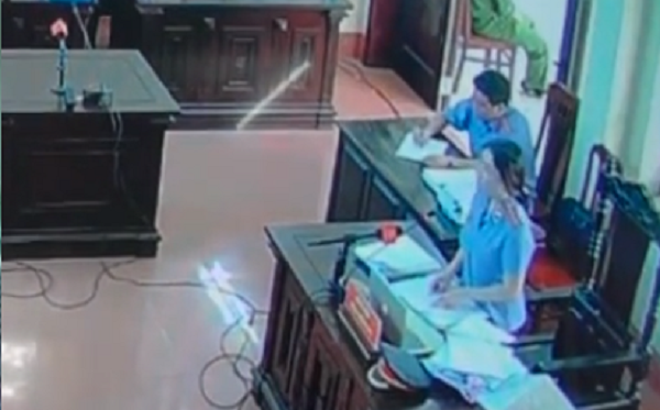 Xét xử bác sĩ Hoàng Công Lương: Nữ kiểm sát viên xinh đẹp xin lỗi luật sư và bị cáo