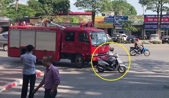 Clip: Nữ 'ninja' Lead hồn nhiên tạt đầu xe cứu hỏa trên phố Hà Nội