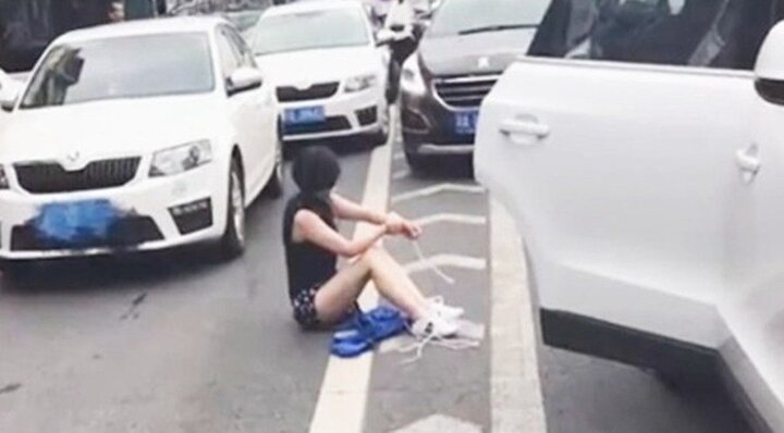 Video: Va chạm giao thông, một cô gái bị bắt cóc rơi từ cốp xe ra ngoài