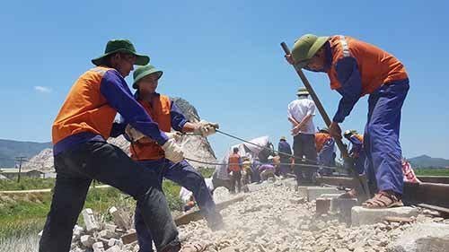 Hơn 300 công nhân sửa đường xuyên trưa sau vụ lật tàu SE19