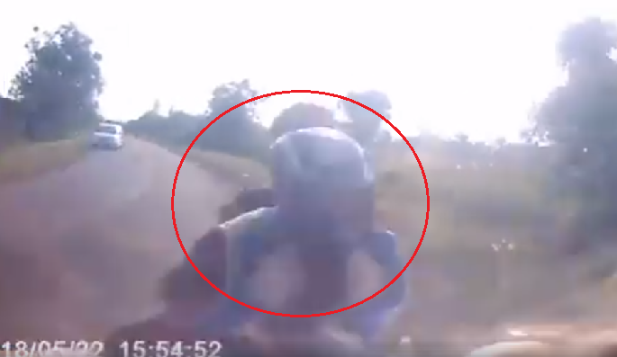 Clip: Xe máy lấn làn vượt ẩu tốc độ cao, gặp nạn thảm khốc