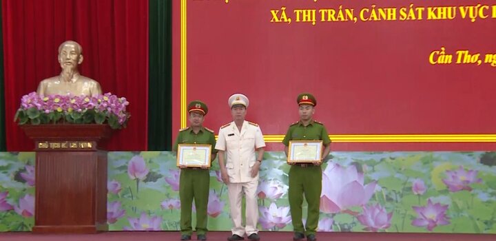 Viên cảnh sát khu vực 9 lần cứu người nhảy cầu