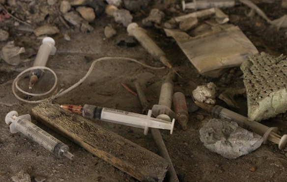 Ảnh: Kim tiêm dính máu la liệt dưới chân nhà ga đường sắt Cát Linh-Hà Đông