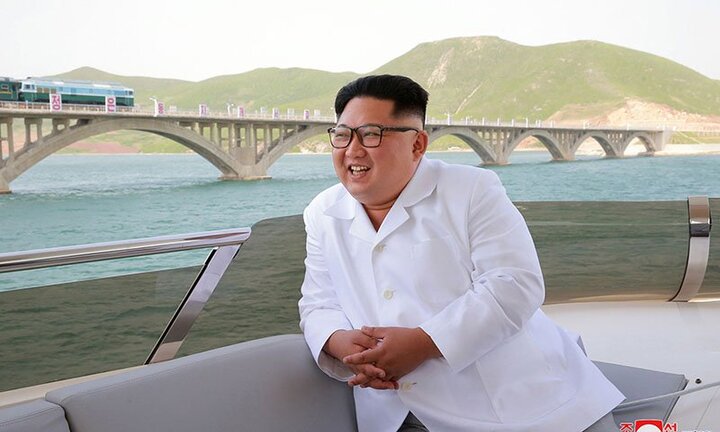 Ảnh: Lãnh đạo Kim Jong-un cười rạng rỡ sau tuyên bố chấn động của Mỹ