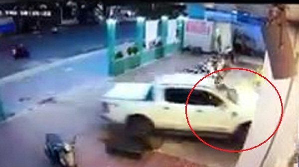 Clip: Khoảnh khắc nữ tài xế lái Ford Ranger đè nát xe máy, tông sập cửa hiệu sách