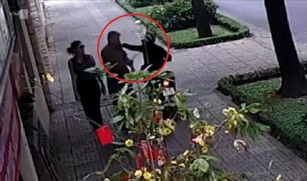 Clip: Truy tìm kẻ cướp dây chuyền của nhân viên ngoại giao Nga ở TP.HCM