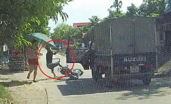 Clip: Xe tải mở cửa kiểu 'giết người', hất văng thanh niên đi xe đạp điện