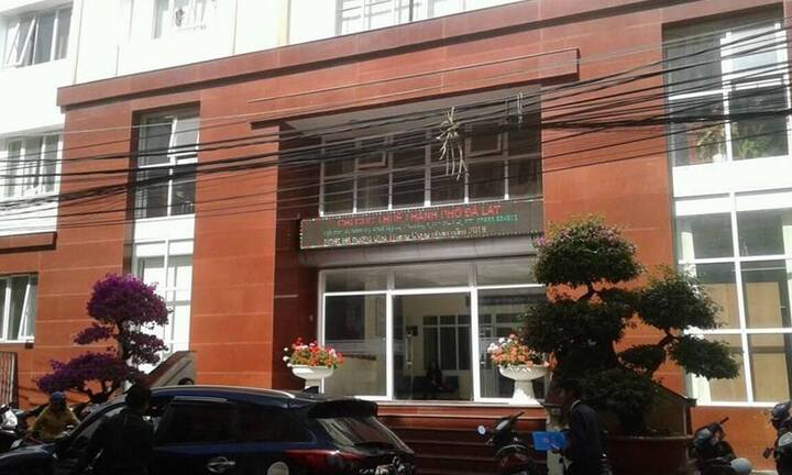 Buộc thôi việc nữ nhân viên chi cục thuế nhận tiền 'bôi trơn'