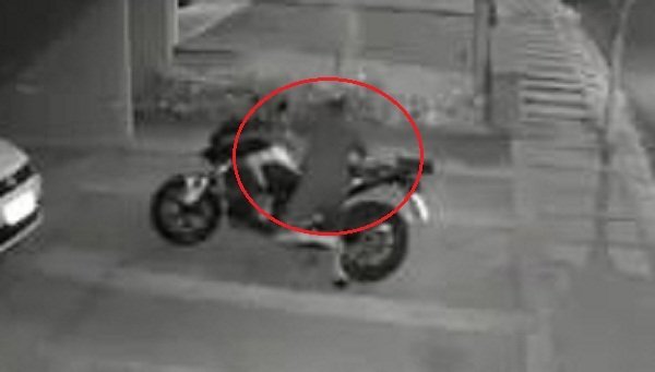 Clip: Thanh niên ì ạch dựng mô tô phân khối lớn và cái kết cực hài