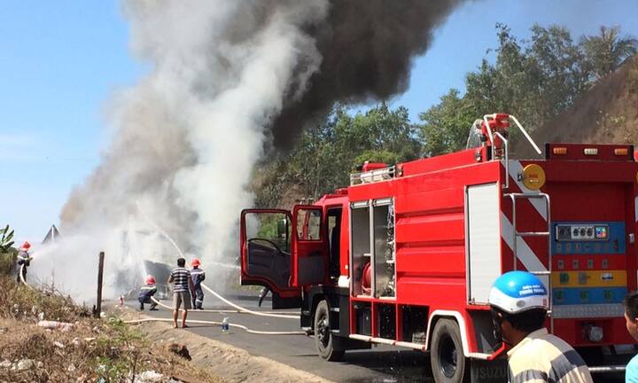 Xe đầu kéo chở sắt bốc cháy ngùn ngụt ở Phú Yên