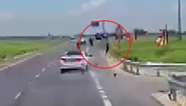 Clip: Ô tô phóng bạt mạng, húc bay người đi xe máy ở Thái Bình