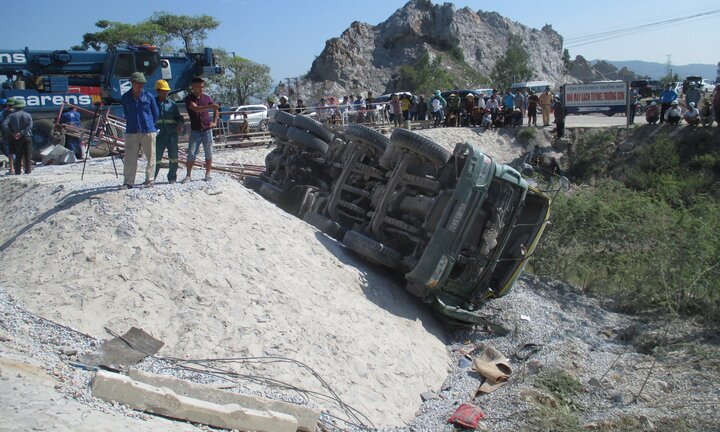 Tai nạn đường sắt thảm khốc: Hai nhân viên gác barie có thể lĩnh án 12 năm tù