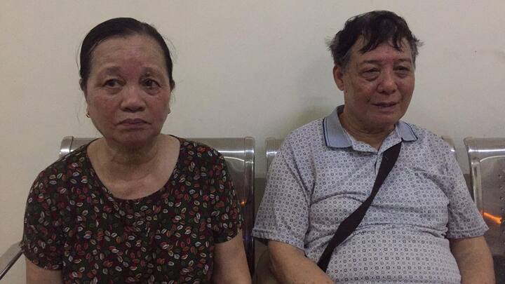 Vợ chồng già kể lại 2 giờ cố thủ trong chung cư cháy, trộm nghĩ 'chờ chết thôi'