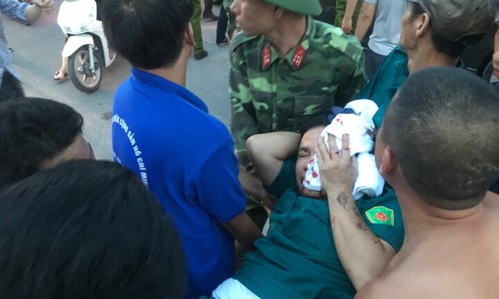 Cháy chung cư Fodacon ở Hà Nội: Một dân phòng bị kính rơi trúng đầu