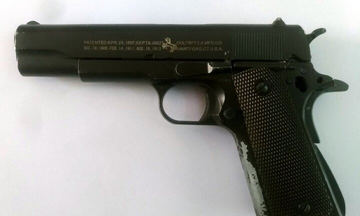 Nổ súng bắn vào xe chở học sinh, 2 thanh niên bị bắt giữ