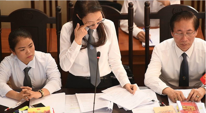 Xét xử bác sĩ Hoàng Công Lương: Nữ luật sư rơi nước mắt sau 3 tiếng bào chữa