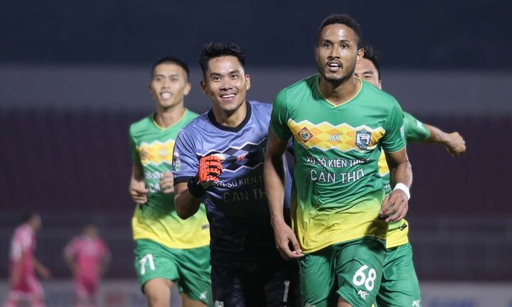 Video: Cầu thủ Cần Thơ ghi bàn đẳng cấp từ sân nhà