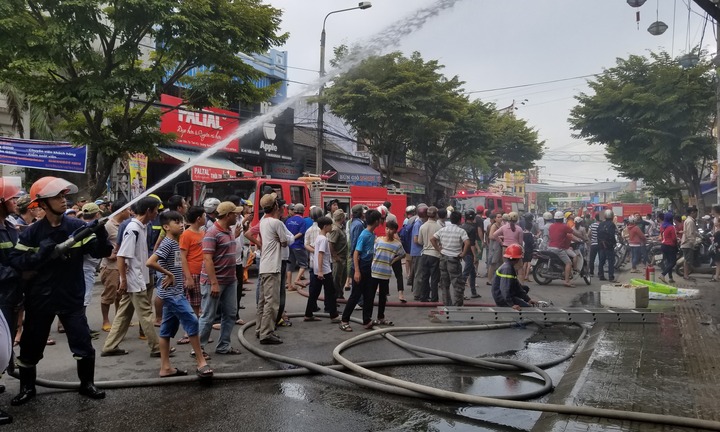 Sau tiếng nổ lớn ở tiệm tạp hoá, ngọn lửa bùng phát thiêu rụi nhiều tài sản