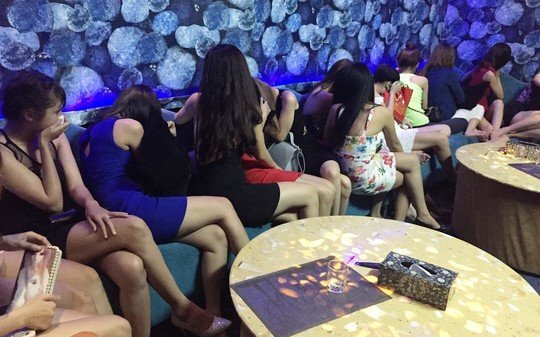 80 'chân dài' ăn mặc mát mẻ bỏ chạy khi cảnh sát đột kích tụ điểm ăn chơi ở TP.HCM