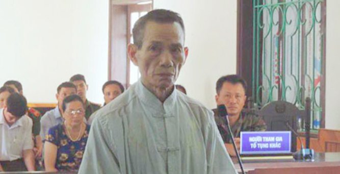 Bảo vệ trường học cho kẹo, dâm ô bé gái trong nhà vệ sinh