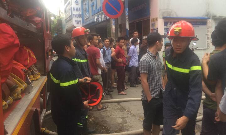 Chập điện, chung cư cũ gần 50 năm tuổi bùng cháy dữ dội