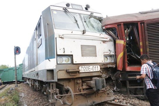 Clip: Hiện trường 2 tàu hỏa tông trực diện khiến nhiều toa lật nghiêng ở Quảng Nam