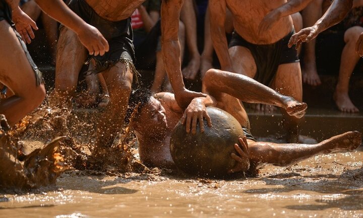 Trai làng đóng khố, vật lộn trong bùn tranh quả cầu nặng 20kg ở Bắc Giang